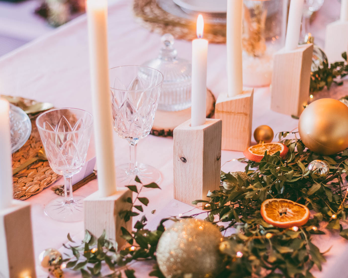 tables de fetes avec bougeoirs en bois clair