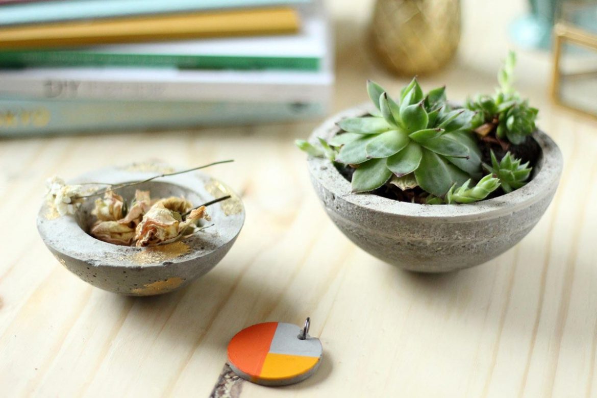 Pots En Béton De Bricolage, Forme Pyramidale Avec Des Plantes