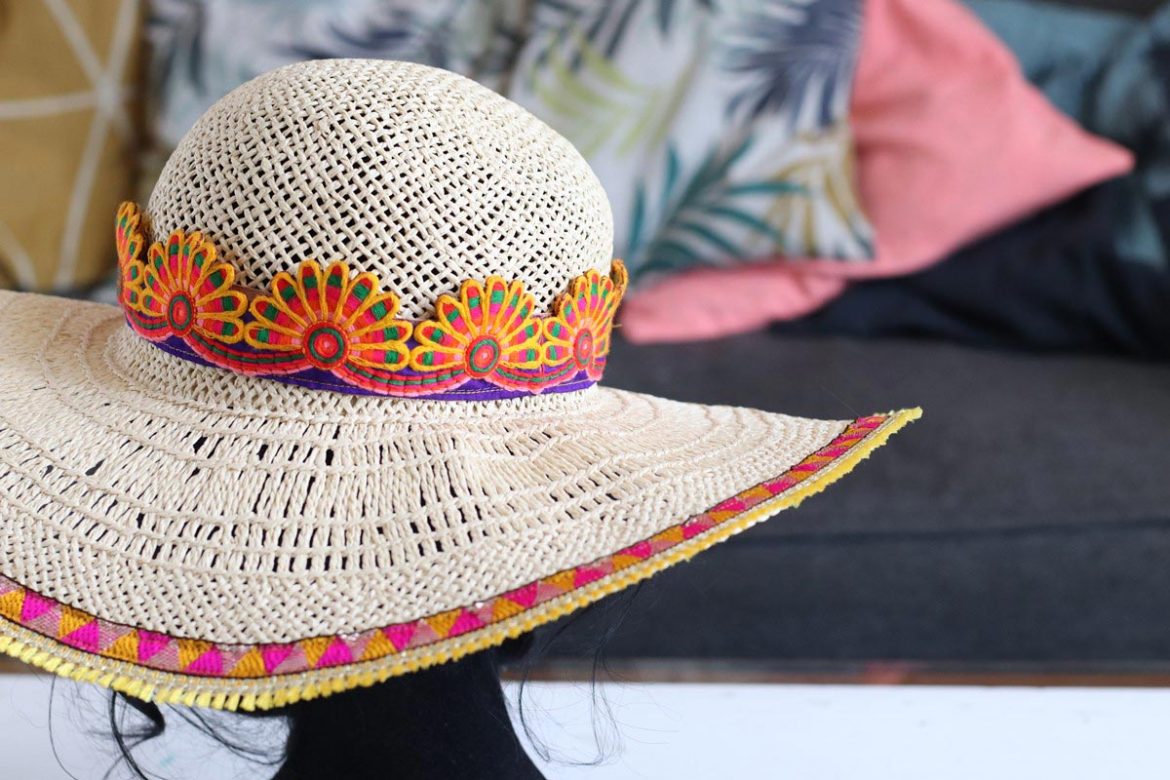 Customiser un chapeau pour les enfants avec des pompons - Marie Claire